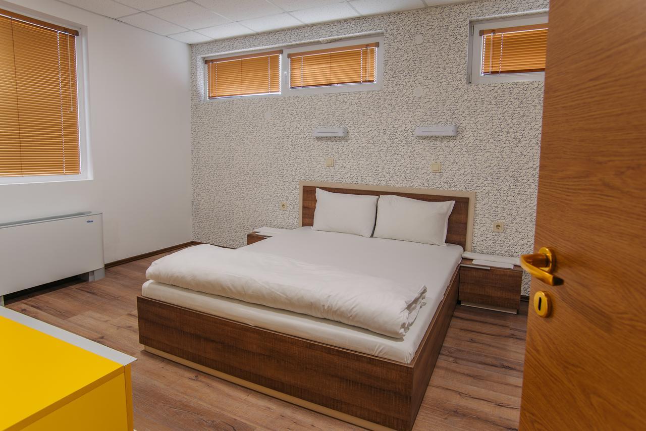 Pansion Storgozia Aparthotel Pleven Bagian luar foto
