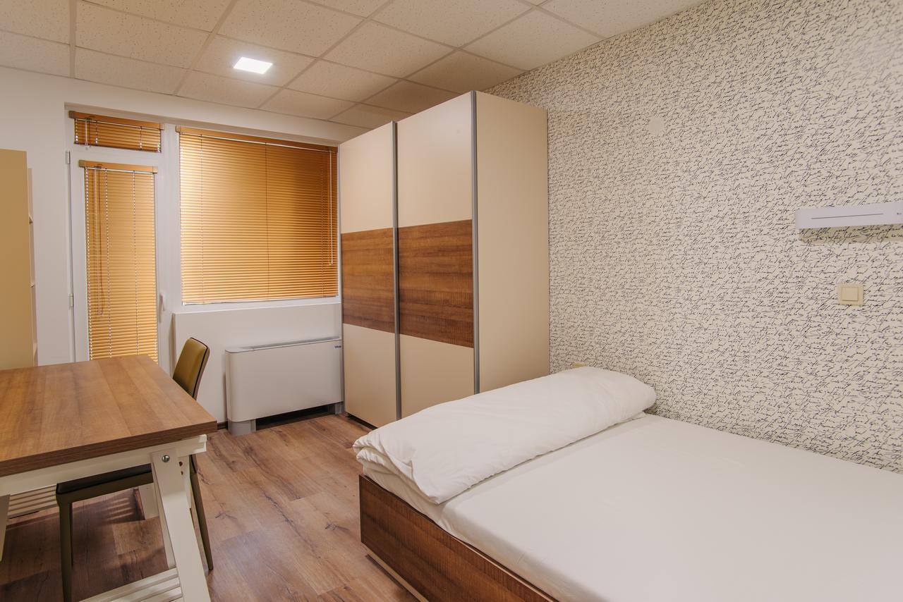 Pansion Storgozia Aparthotel Pleven Bagian luar foto
