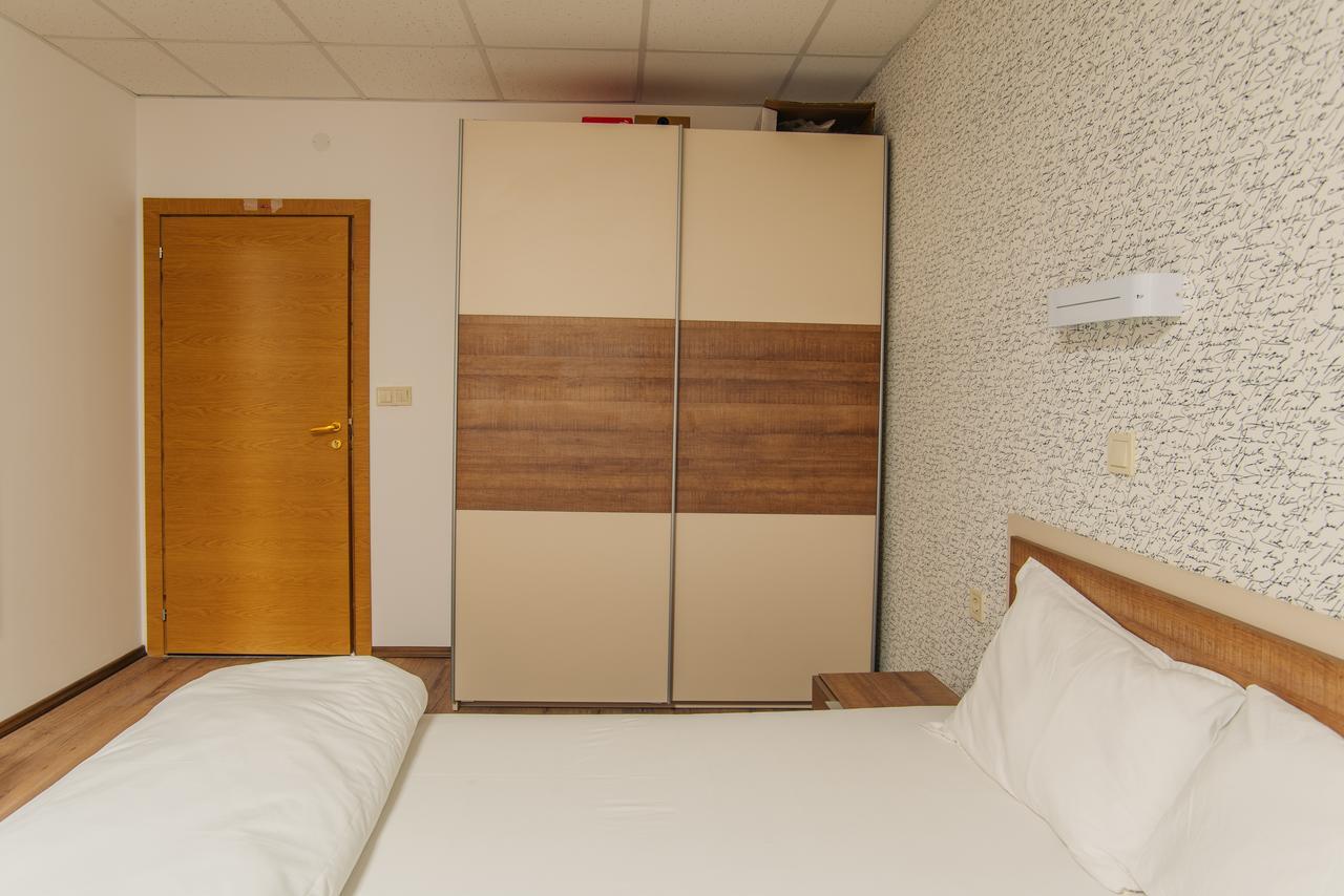 Pansion Storgozia Aparthotel Pleven Bagian luar foto