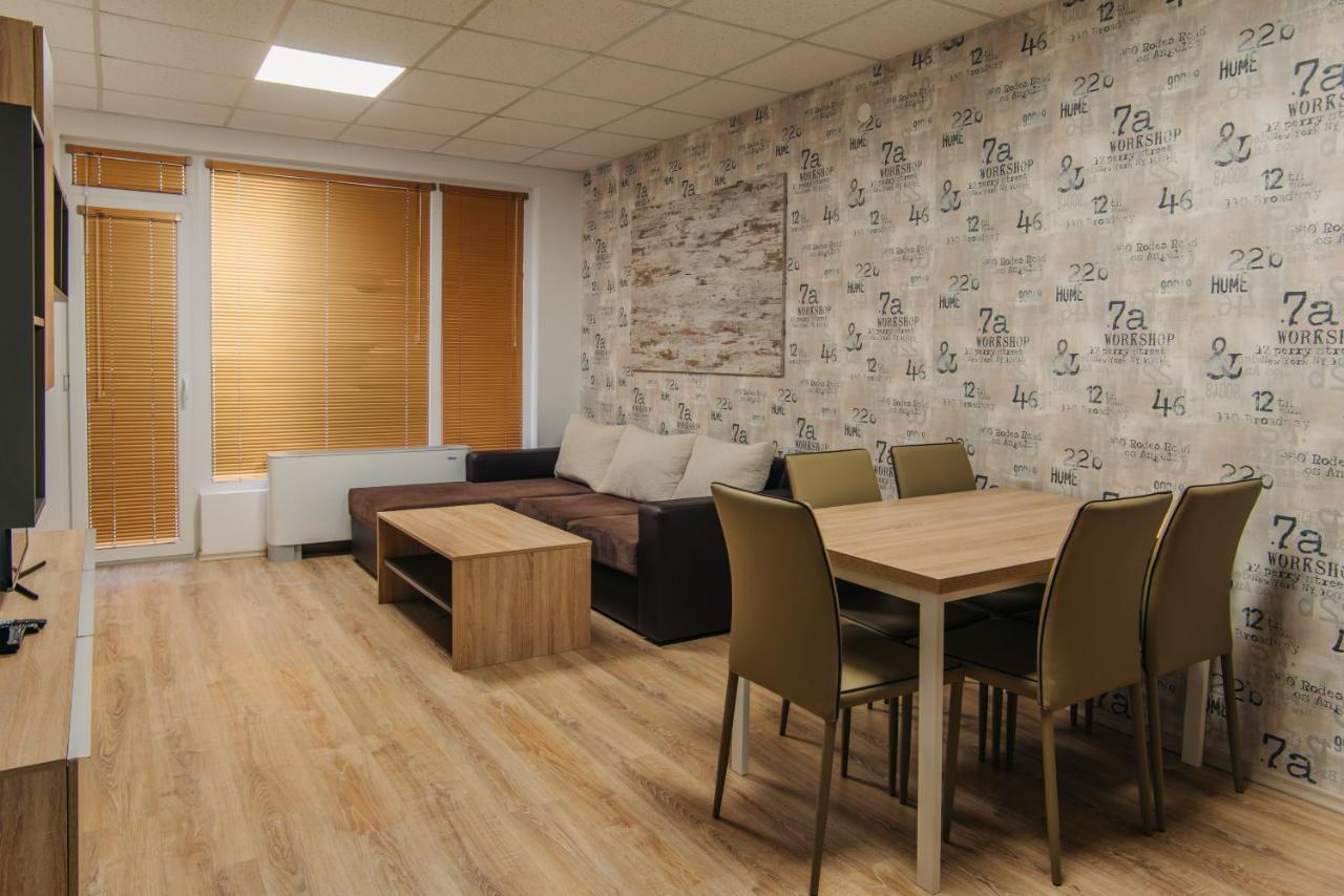 Pansion Storgozia Aparthotel Pleven Bagian luar foto