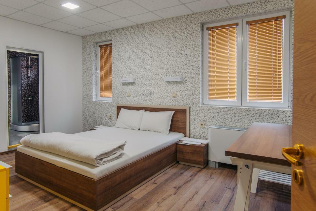 Pansion Storgozia Aparthotel Pleven Bagian luar foto