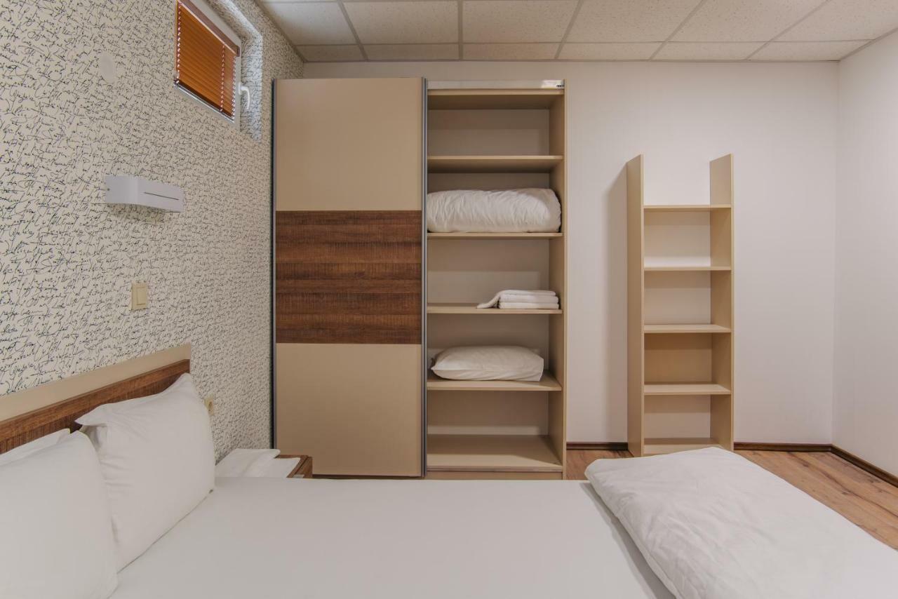 Pansion Storgozia Aparthotel Pleven Bagian luar foto